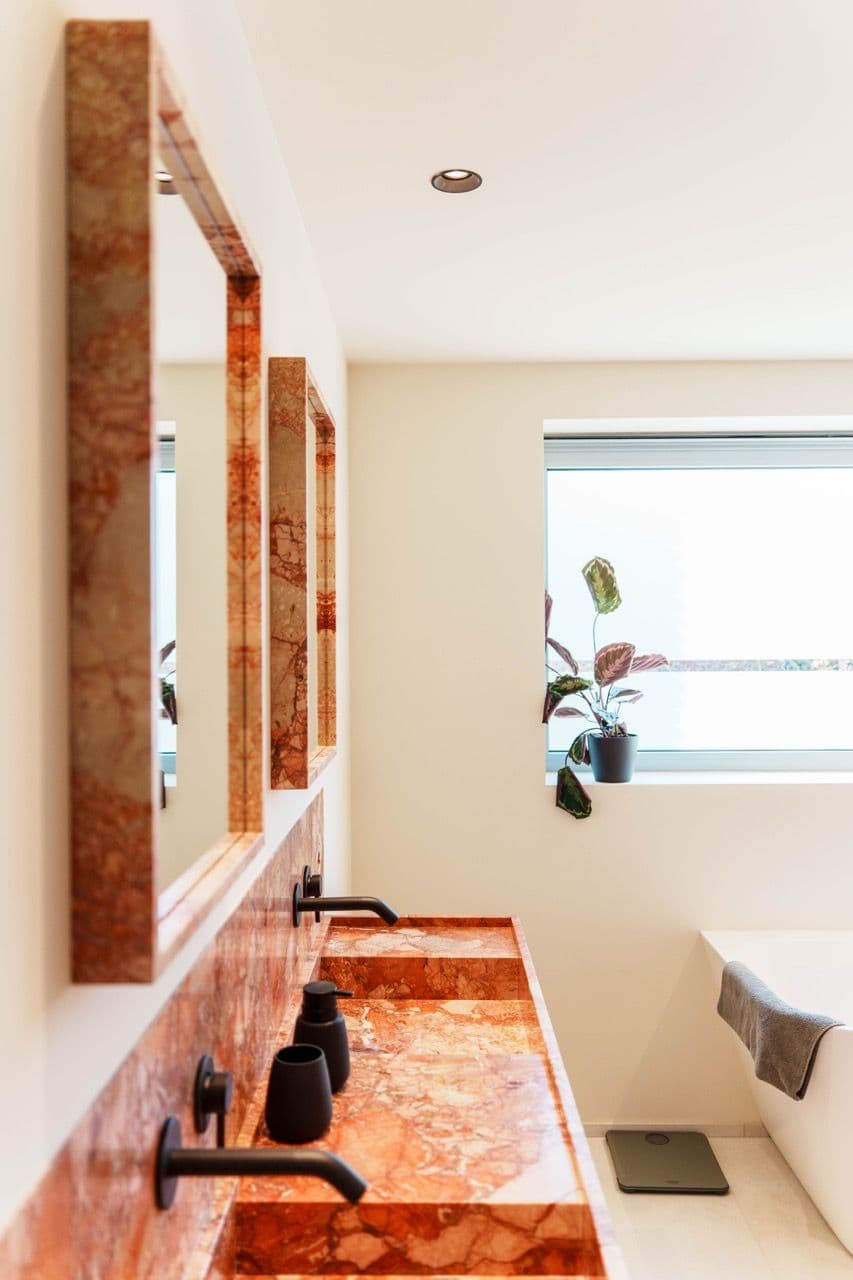 Zorgvuldig geometrisch uitgelijnd modern designinterieur door Eveline Santermans